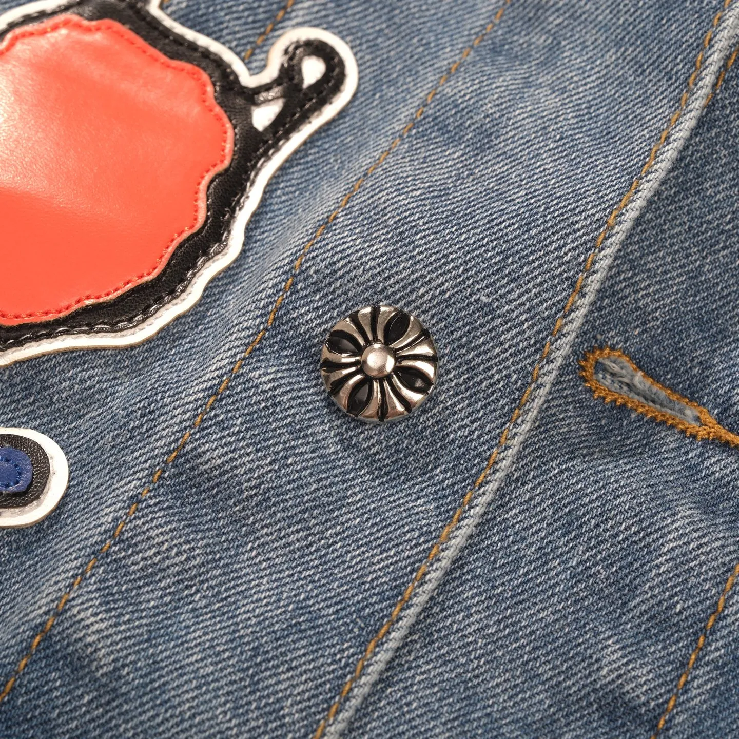 P350 ChromeHearts/Cro Hearts Cartoon Letter Chapter Cross Piece Leather Denim Jacket If you are obsessed with ChromeHearts, you can check it out. The same style for celebrities. Chrome Hearts is a very representative shirt jacket. The upper body of both men and women is really amazing, and it is also the same style as Yu Shuxin Angelababy! Recommended loose style for girls, super sweet! As soon as you go out, you will turn heads‼ ️This jacket is really eye-catching (the same style of pants is available) Color: light blue Size: S M L XL